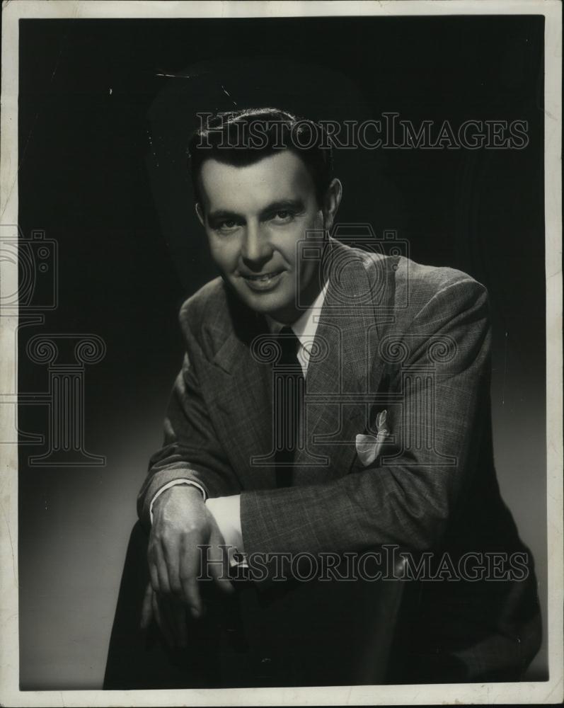 1947 Press Photo Plain And Fancy Broadway Actor Norwood Smith Portrait - Historic Images