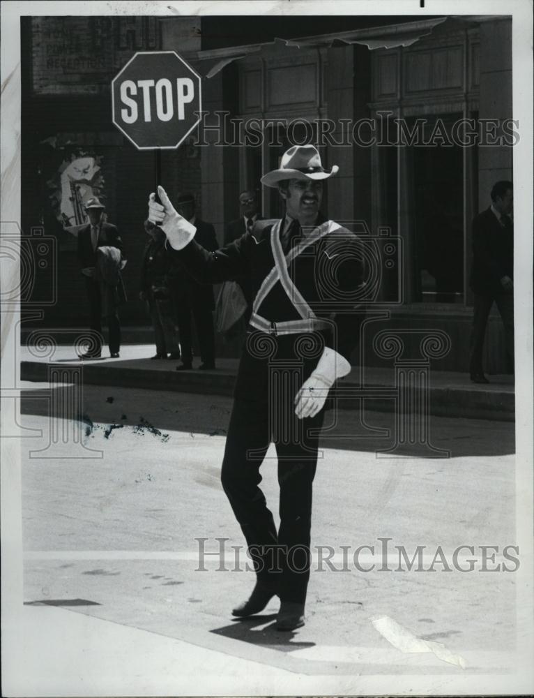 1974 Press Photo Solid Gold Swingers Film Actor Dennis Weaver Stop Sign Scene - Historic Images