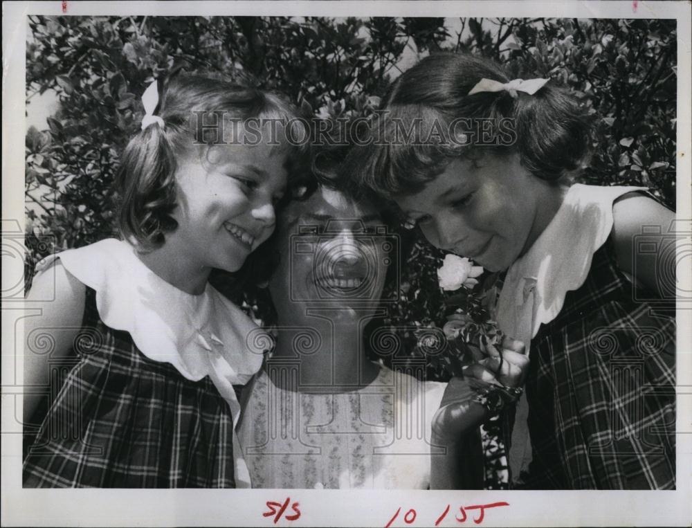 1968 Press Photo Mrs Alexander Williams and daughter check their Gardenia Bush - Historic Images