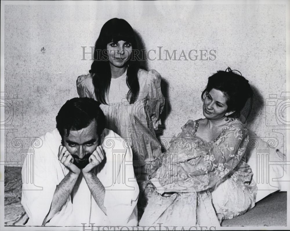 1968 Press Photo "Keep an Eye on Amelie" with Ron Mallis, Marilyn Ogden - Historic Images