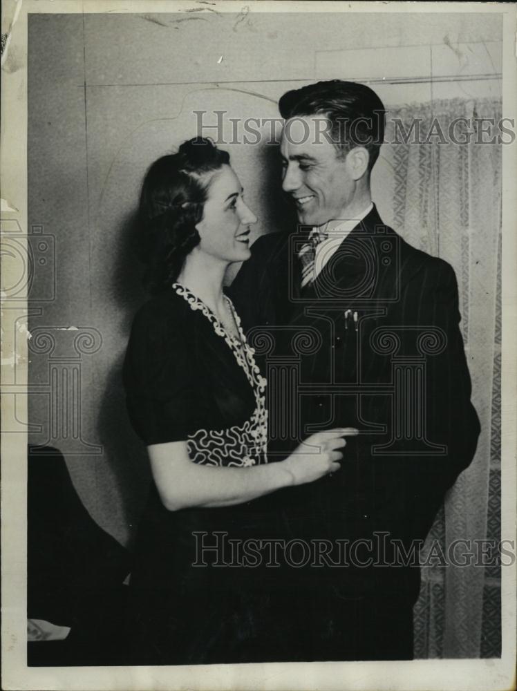 1941 Press Photo City Councilor Alfred Farese &amp; Wife Reconcile - RSL45033 - Historic Images