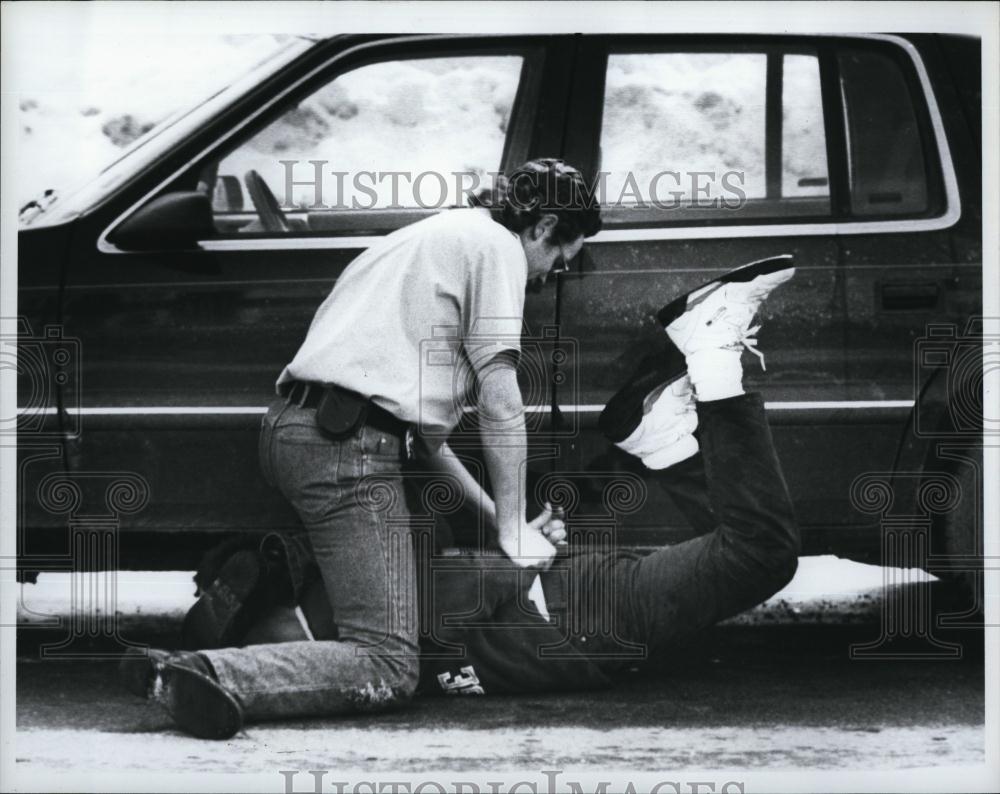 1994 Press Photo Store 24 Security Guard and Clerk Richard "Red" McCarthy - Historic Images