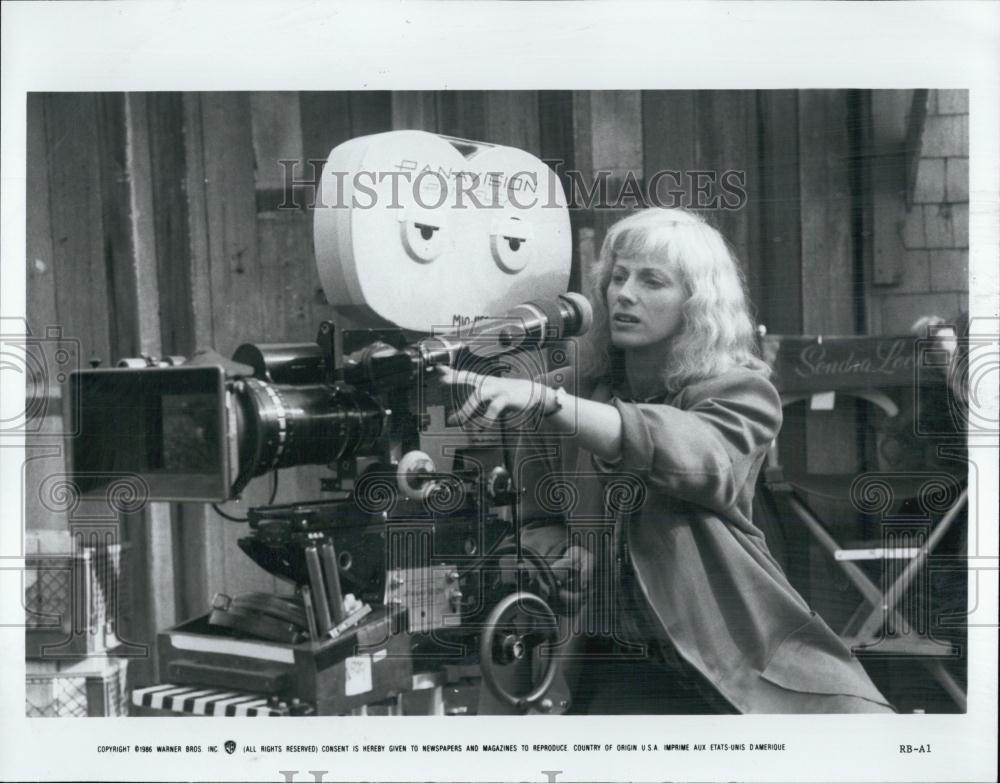 1986 Press Photo Actress Sandra Locke Behind Camera - RSL06169 - Historic Images