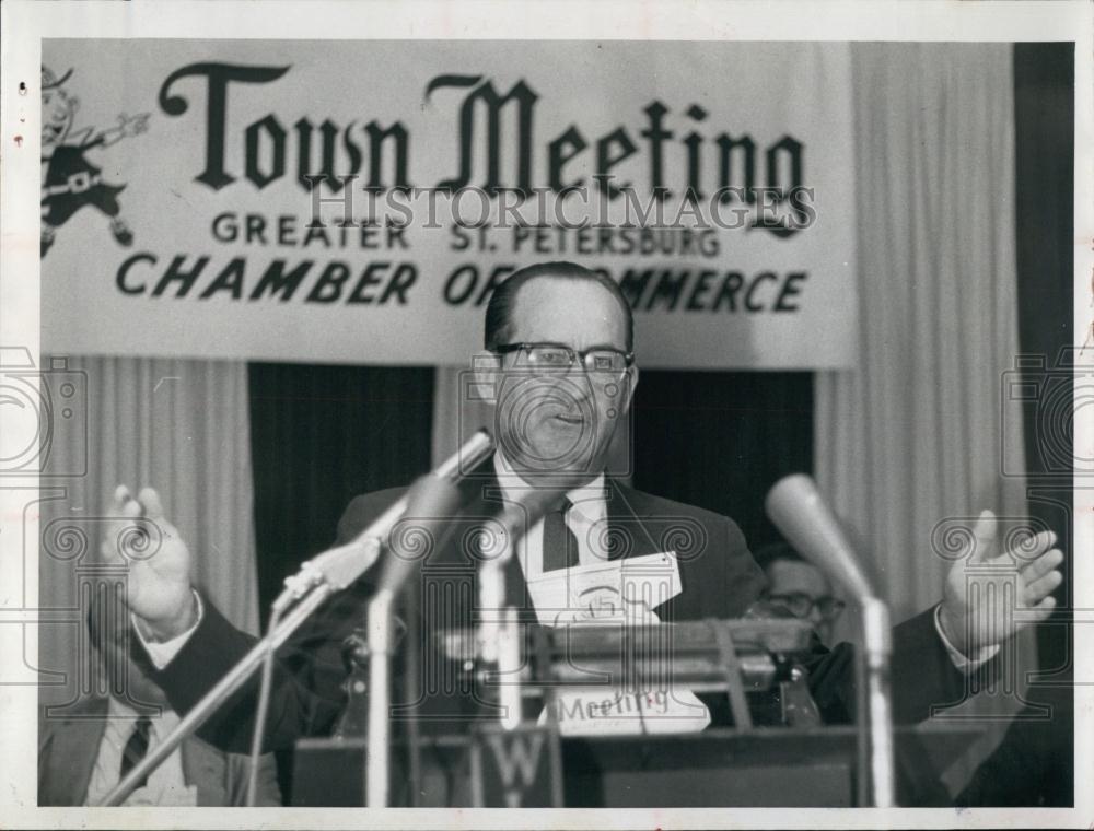 1959 Press Photo Dewey Johnson Town meeting St Petersburg Chamber of Commerce - Historic Images