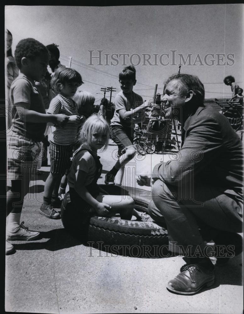 1974 Press Photo Gov Frank Sargent with children at KLH Day Care Center - Historic Images