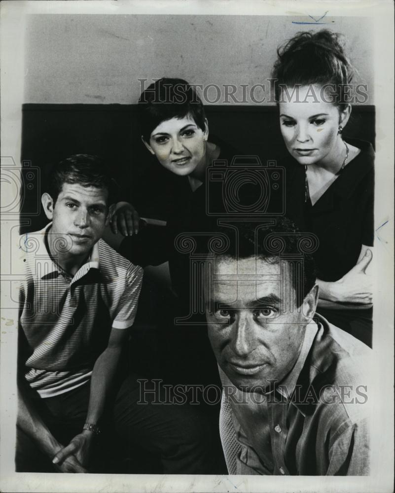 Press Photo Director Arthur Penn, Anthony Roberts, Brenda Vaccaro, Marlyn Mason - Historic Images