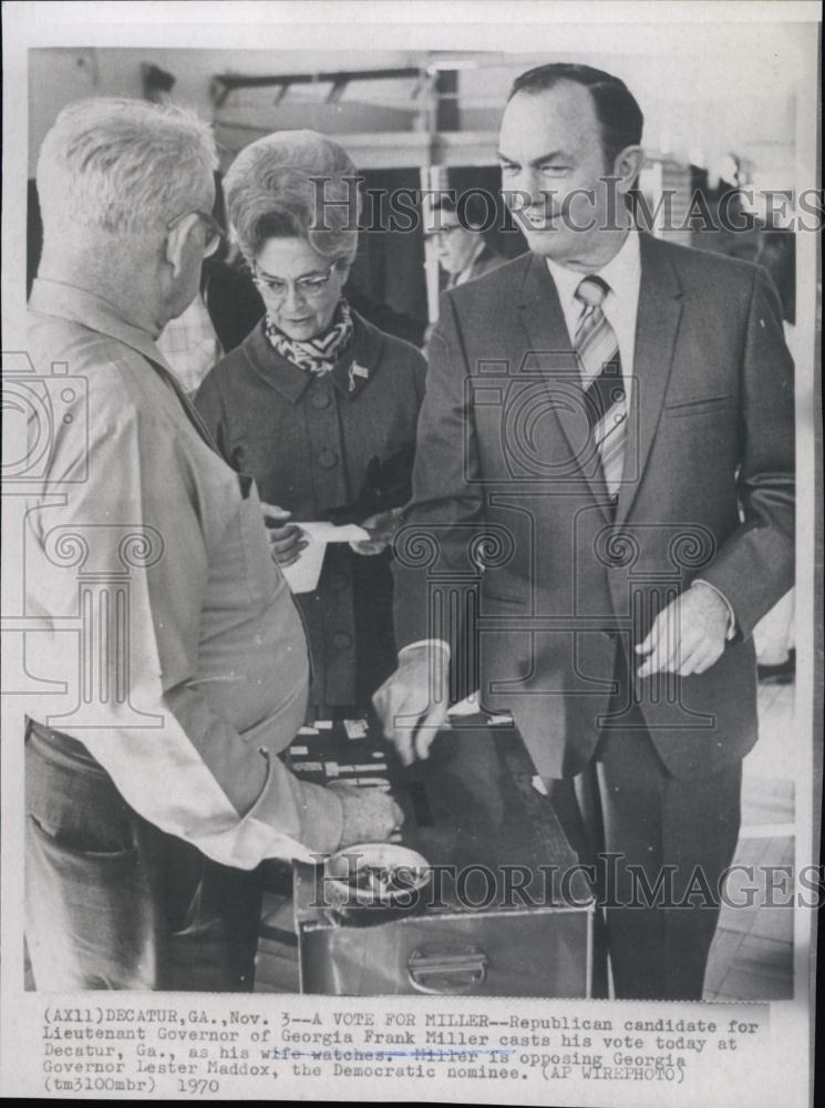 1970 Press Photo Rep Lt Gubernatorial Candidate Frank Miller casting vote - Historic Images