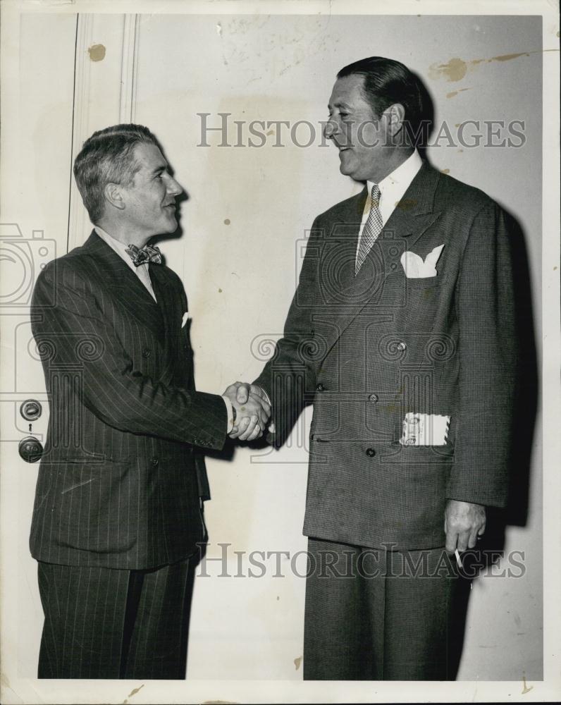 1945 Press Photo Edward Dane Welcomes Arthur Treacher Blithe Spirit - RSL02631 - Historic Images