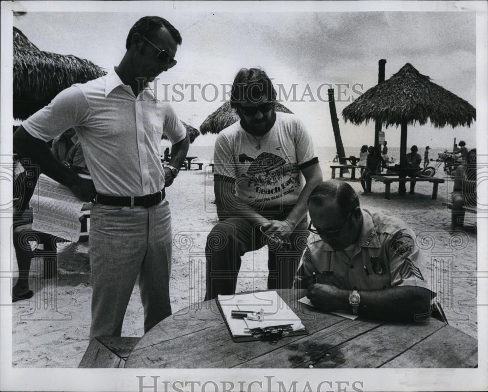 1978 Press Photo Skip Roberts, Skip&#39;s Beach Bar, Pelamati, Police Citation - Historic Images