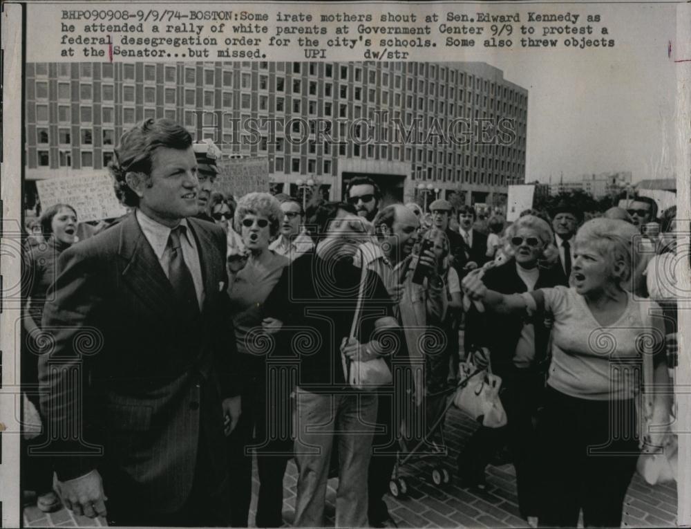 1974 Press Photo Senator Edward Kennedy Attends Rally of White Parents - Historic Images