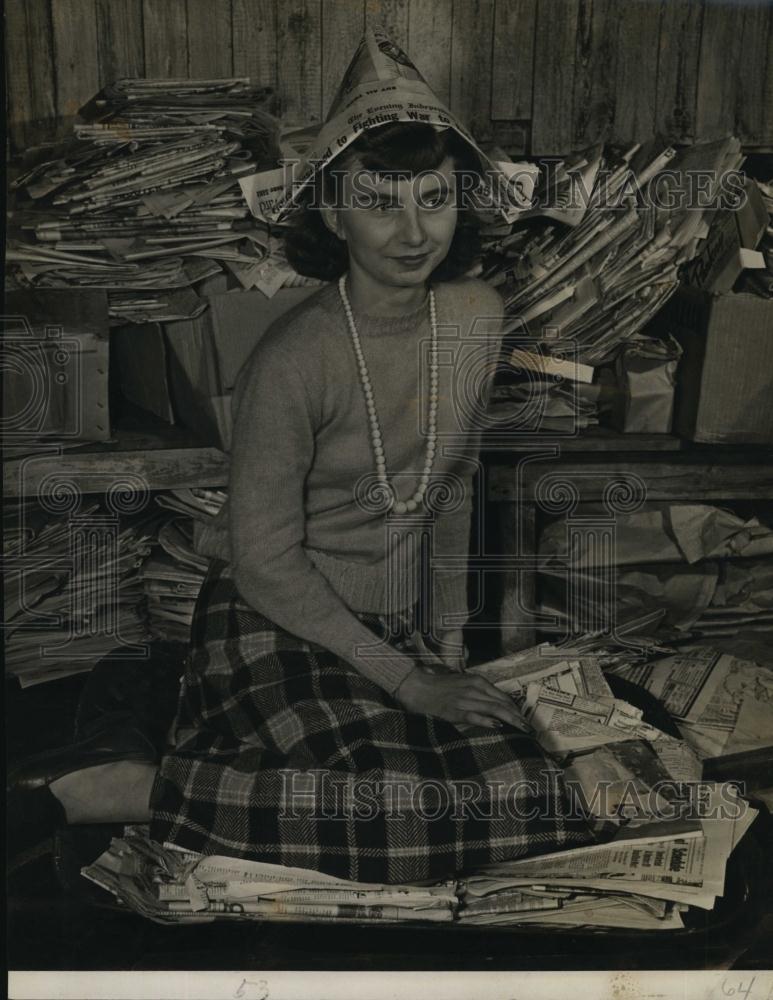 1948 Press Photo Charlotte Harris, National Salvage Queen, collects newspapers - Historic Images