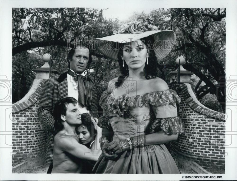 1985 Press Photo David Carradine,Patrick Swayze,Lesley A Down &quot;North &amp; South&quot; - Historic Images