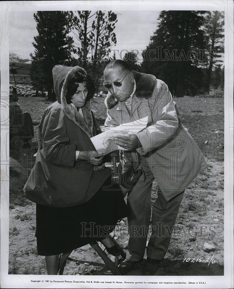 1958 Press Photo Actress Anna Magnani &amp; Hal Willis In &quot;Wild Is The Wind&quot; - Historic Images