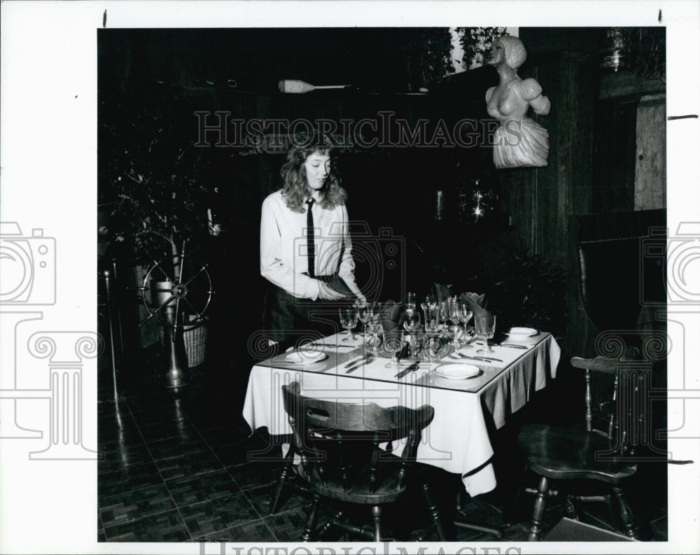 1987 Press Photo Nancy Dunbar at Scallops restaurant in st Petersburg, Fla - Historic Images