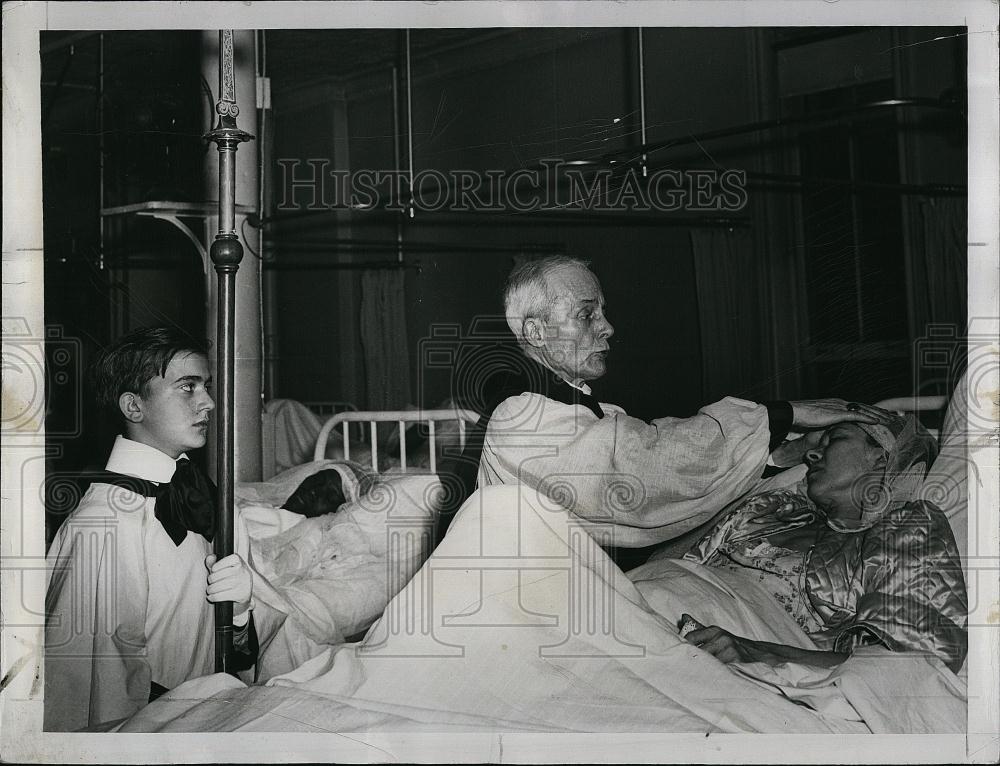 1941 Press Photo Bishop William Manning Administers Rite Of Confirmation - Historic Images