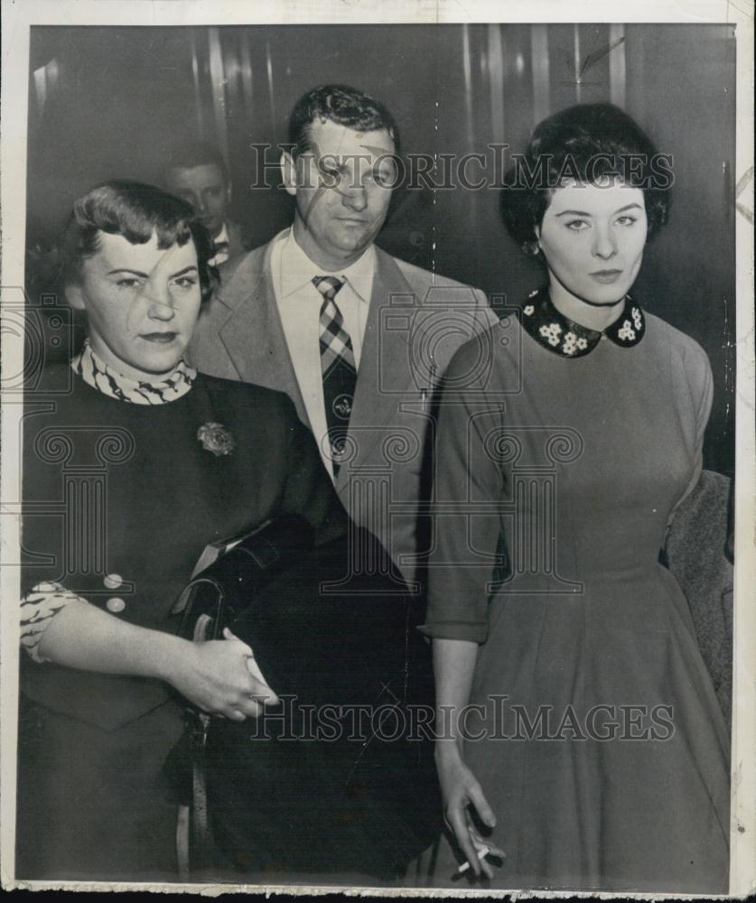 1955 Press Photo Pat Ward Identifies Black Books star state witness - RSL04323 - Historic Images