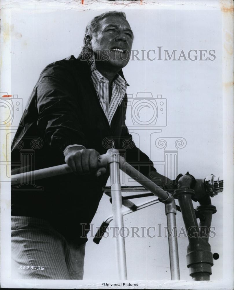 1974 Press Photo George Kennedy starring in &quot;Airport 1975&quot; - RSL92901 - Historic Images