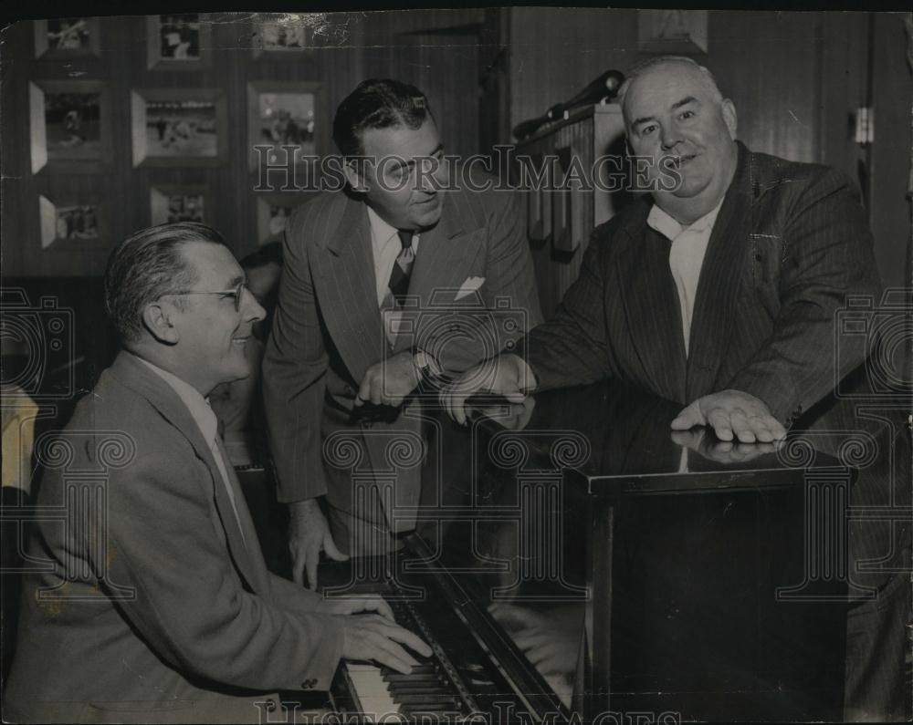 1949 Press Photo Leo Sullivan, Jerry SHea and Jimmy O&#39;Keef preparing for banquet - Historic Images