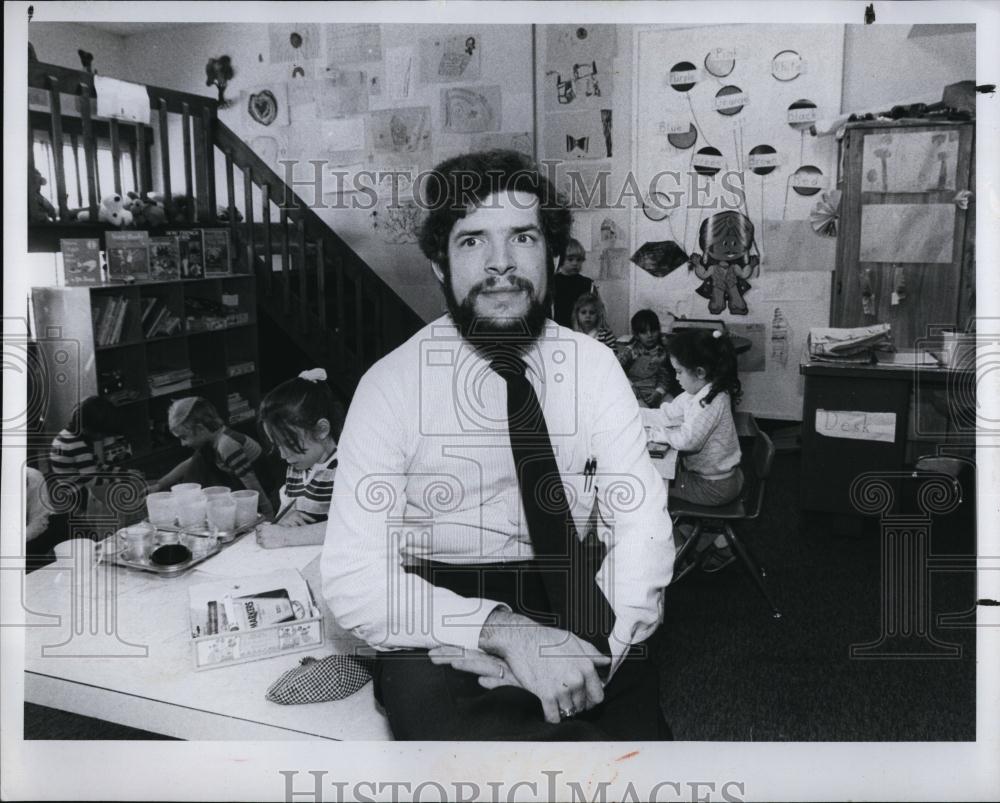 1982 Press Photo Teacher Karl Tremmel students Pinellas County Jewish Day school - Historic Images