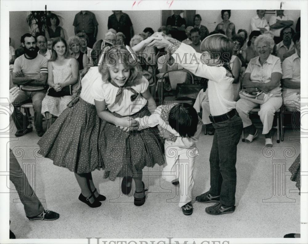 1981 Press Photo Pasco Pinips Square Dancing youngsters for retarded Children - Historic Images