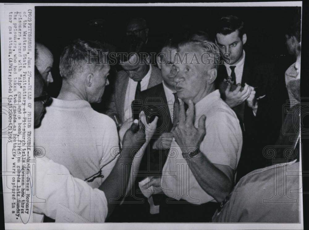 1965 Press Photo Warden James Moroney of Wester Penn Pent &amp; newsmen - RSL89341 - Historic Images