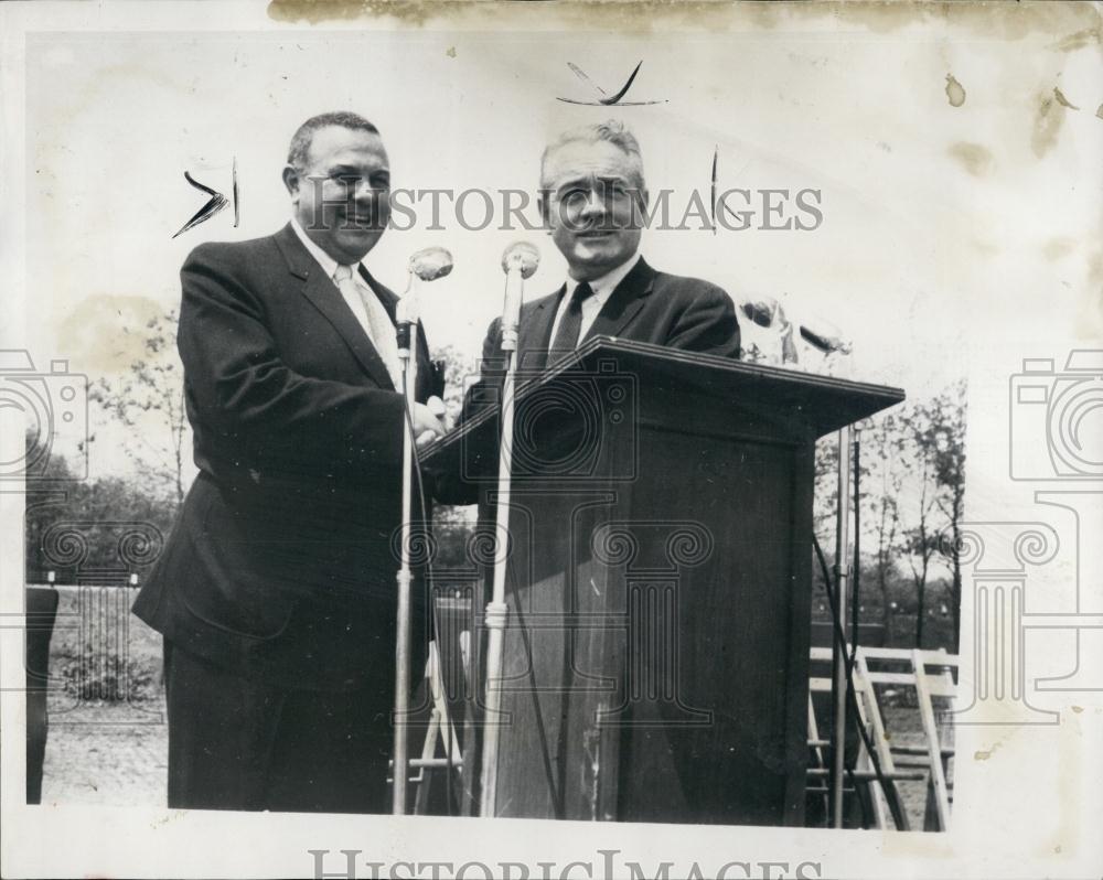 1969 Press Photo Martin Cerel And Commander John T Burke, MA Dept Commerce - Historic Images