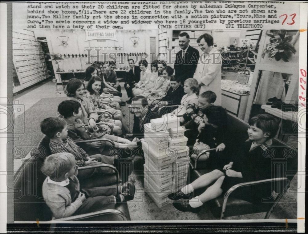 1968 Press Photo Mr &amp; Mrs Alvin Miller &amp; their 29 children receive shoes - Historic Images