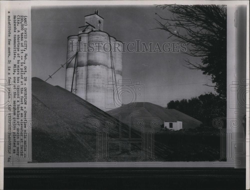 1964 Press Photo Overflow maize at foot of grain elevator in Nebraska - Historic Images