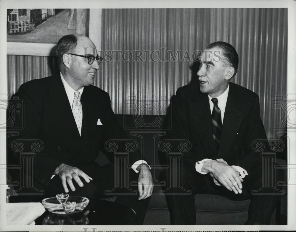 1952 Press Photo Joseph H McConnell Robert E Sherwood Playwright Screenwriter - Historic Images