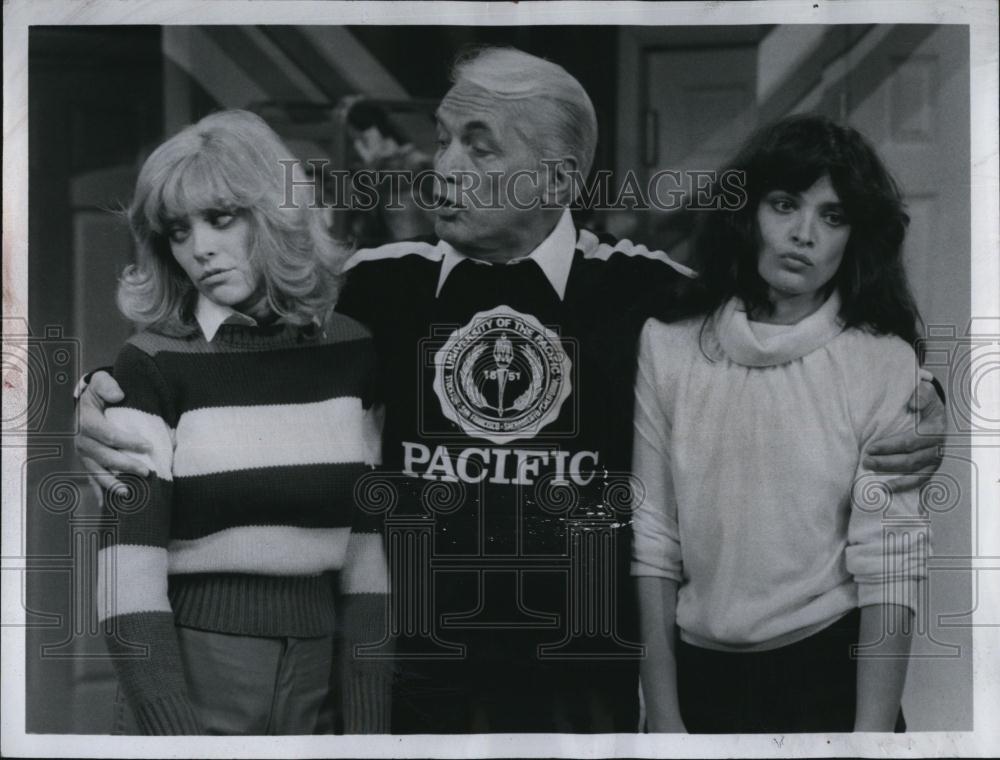 Press Photo Actor Ted Knight with two woman on set of television show - Historic Images