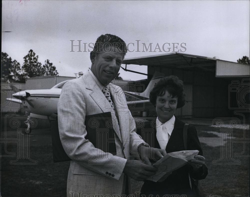 1977 Press Photo Ziebarth &amp; wife Betty check flight plan - RSL97437 - Historic Images