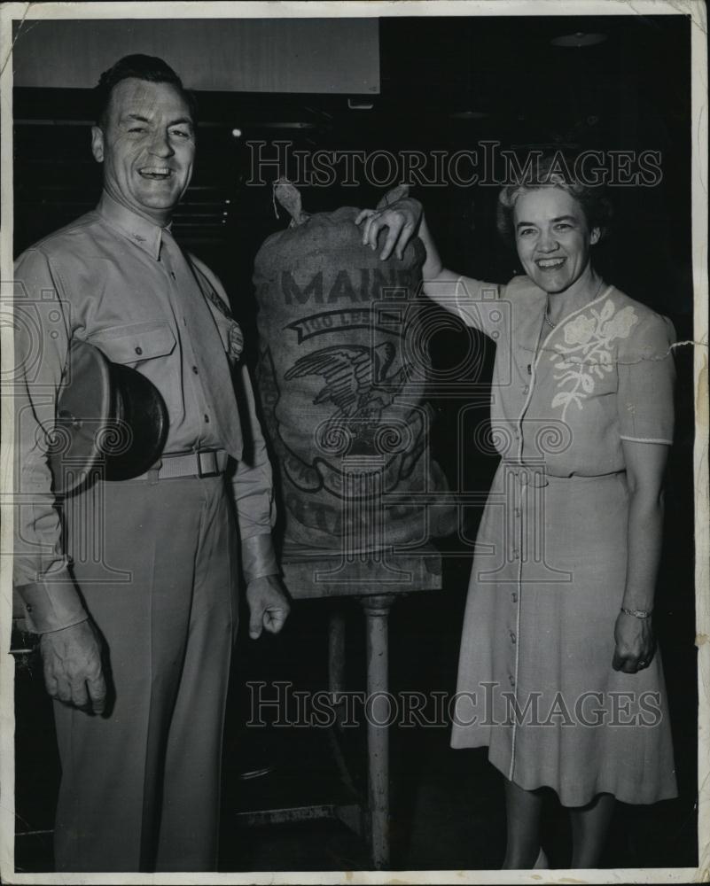 1944 Press Photo Congresswoman Margaret Chase Smith With Marine Maine Potatoes - Historic Images