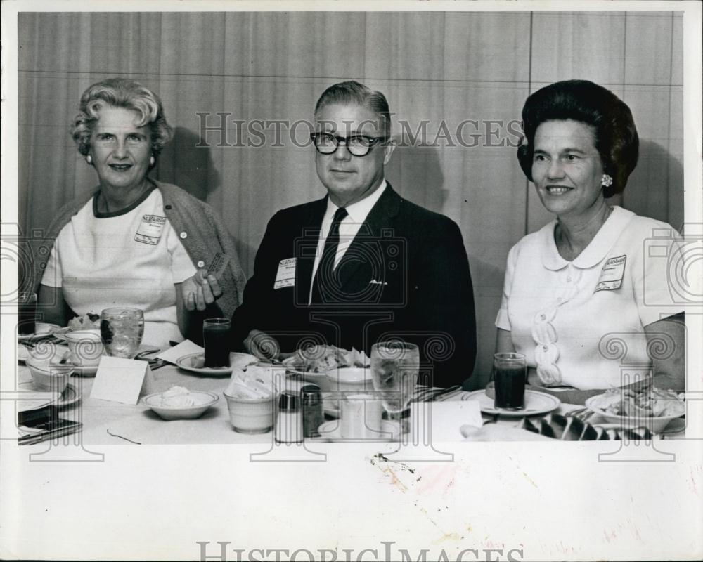 Press Photo Dr William Kadel At University Dinner - RSL68809 - Historic Images