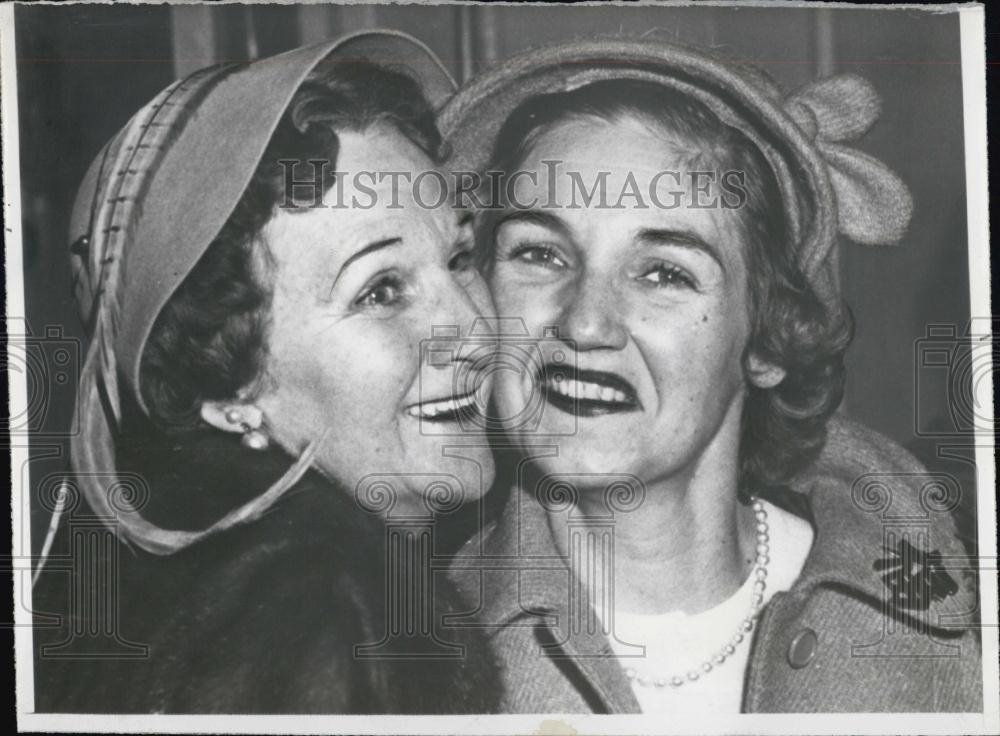 1954 Press Photo Mrs Karl Summerlatte Accused of Slapping Russian Worker - Historic Images