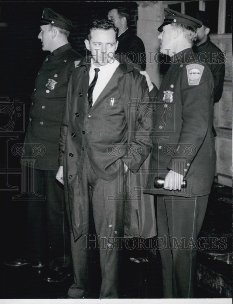 1962 Press Photo Officer Fred Daly And Bob Dashner Nab Suspect At 48 Commonwlth - Historic Images