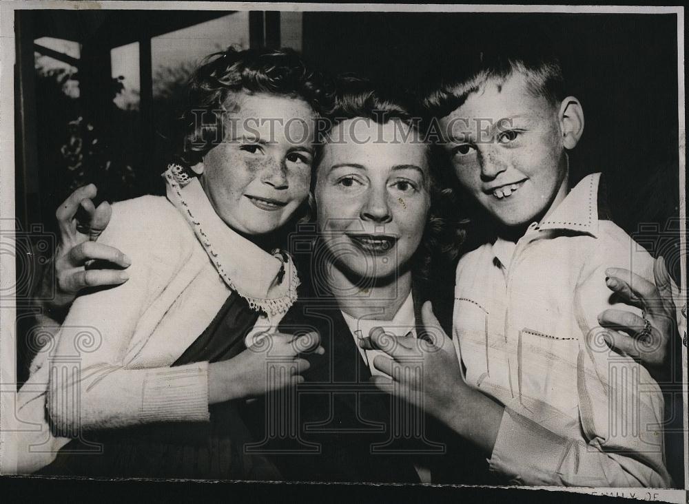 1956 Press Photo Capt Richard Ogg family Marilyn Randy - RSL85629 - Historic Images