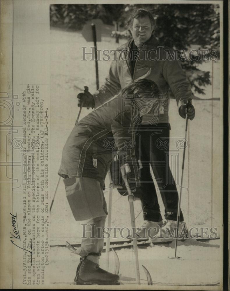 1974 Press Photo Senator Edward Kennedy &amp; Son Ted Jr Skiing Colorado - RSL92599 - Historic Images