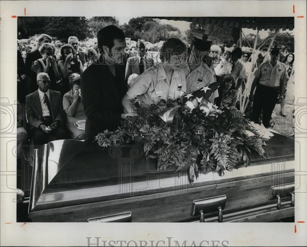 1975 Press Photo Mrs Ann Williams mourns for the death of his Police Husband - Historic Images