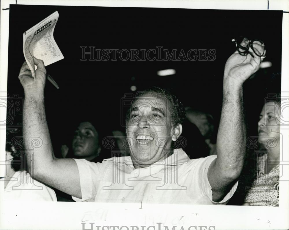 1979 Press Photo Jimmy Carlino salutes winning ticket - RSL66661 - Historic Images