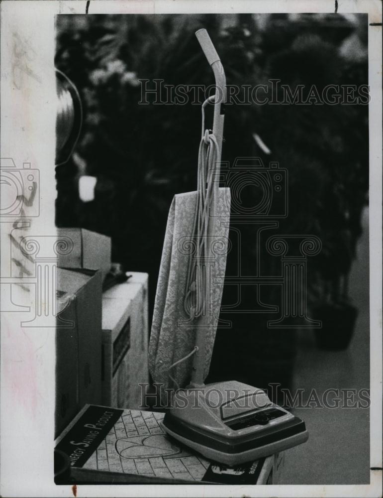 1975 Press Photo Vacuum Sweeper - RSL93217 - Historic Images