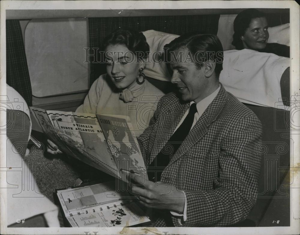 1955 Press Photo John &amp; Betty Marsh Cinerama Holiday - RSL89377 - Historic Images