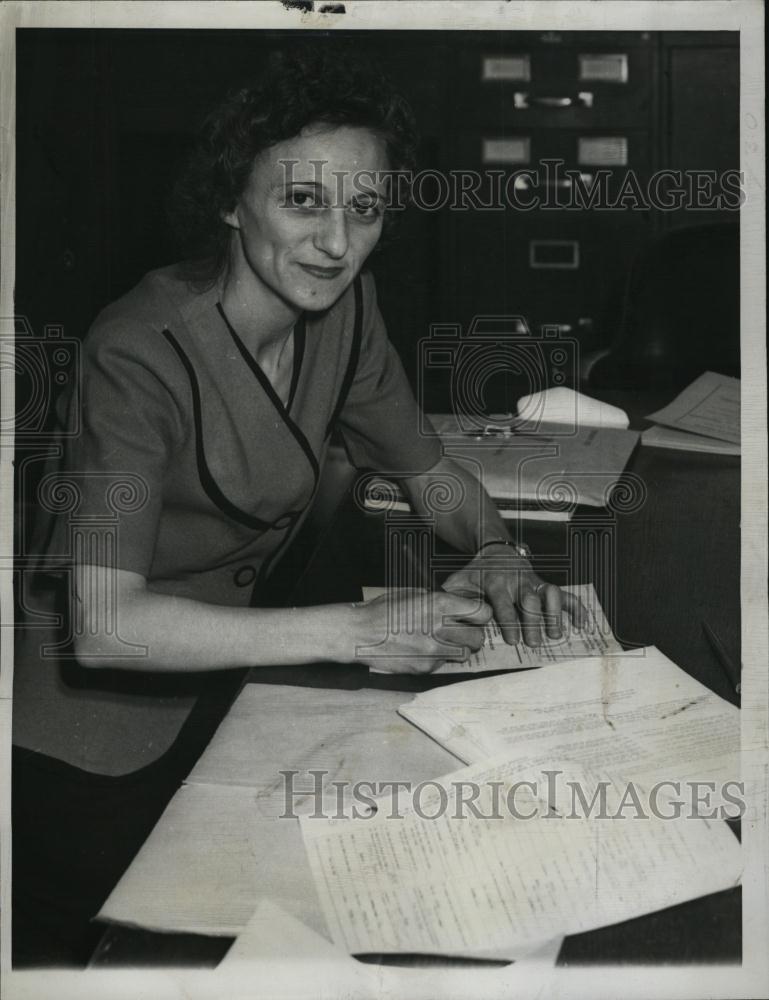 1947 Press Photo Mrs Evelyn H Zarnowski first woman town clerk Exter - Historic Images