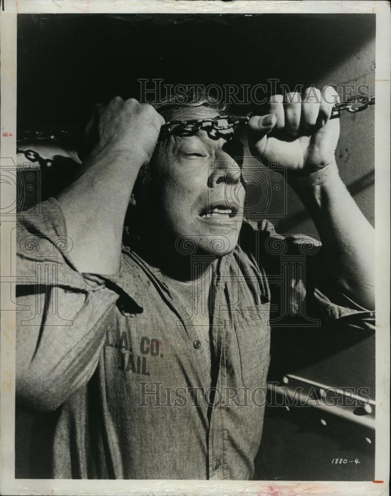 1975 Press Photo George Kennedy as convicted murderer in &quot;Zigzag&quot; - RSL92881 - Historic Images