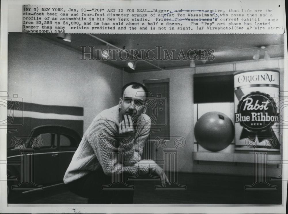 1965 Press Photo Artist Tom Wesselmann Poses With Profile Of Car From Exhibit - Historic Images