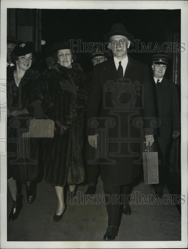 1940 Press Photo Sumner Welles With Wife &amp; Niece At Pennsylvania Station - Historic Images