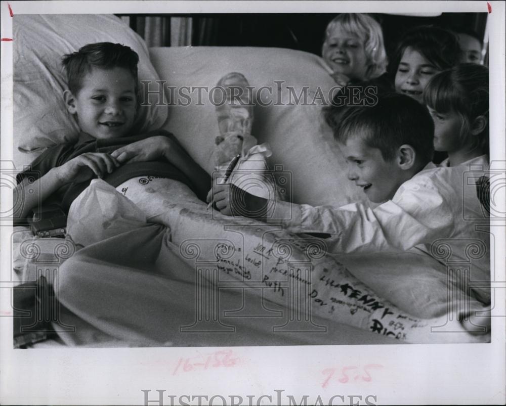 1966 Press Photo Danny Padley first grader 54th Ave Elementary school broken - Historic Images