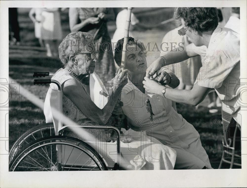 1967 Press Photo Patients at Fairview Nursing Home celebrate memorial day - Historic Images