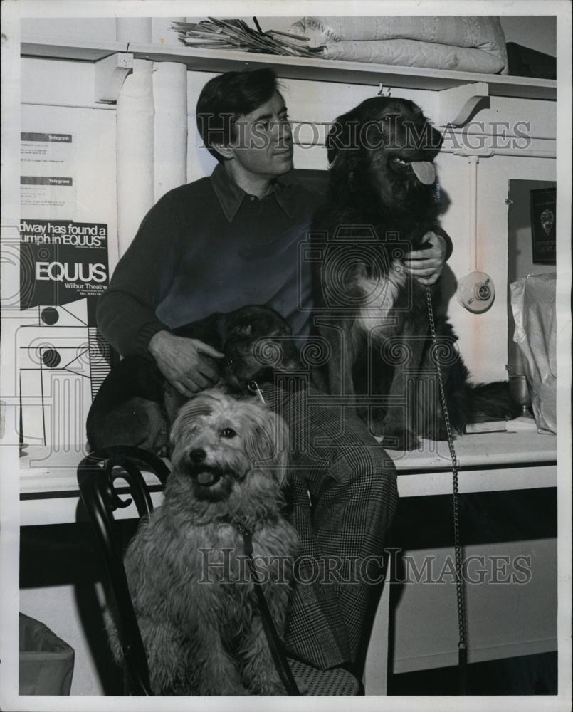 1976 Press Photo actor Brian Bedford gets dressing room visit from shelter dogs - Historic Images
