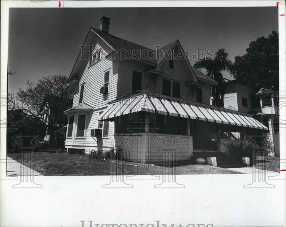 1986 Press Photo George Rahdert working Potter House National Register Historic - Historic Images