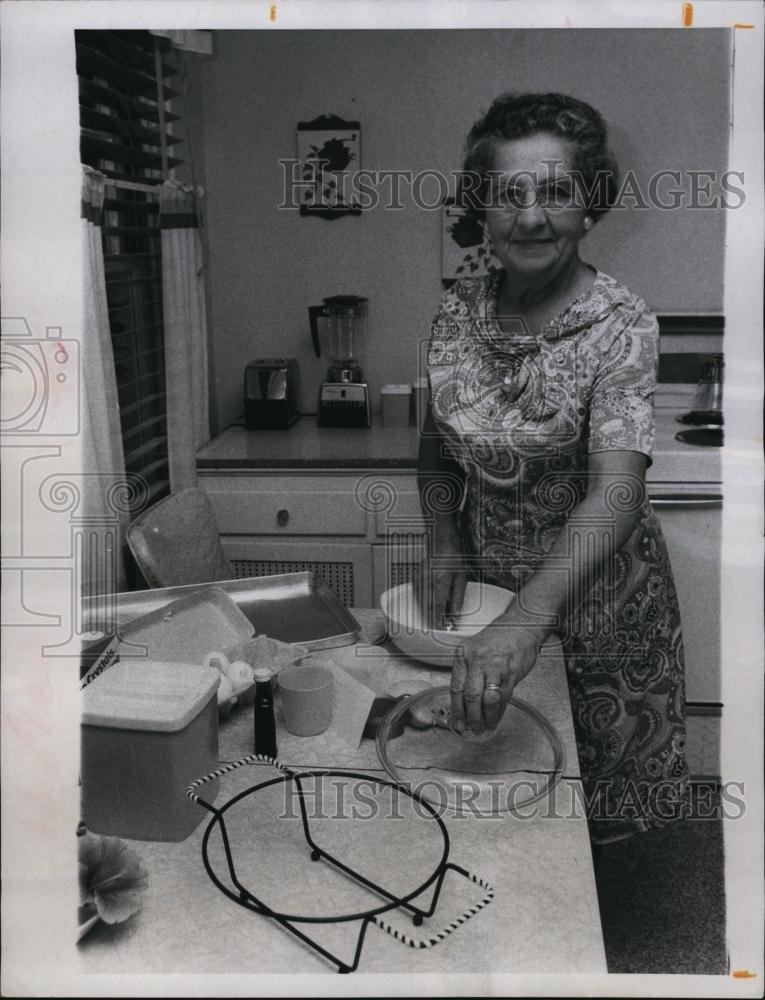 1970 Press Photo Mrs Guy Richards Pounds won $5 in Suncoast Recipe Contest - Historic Images